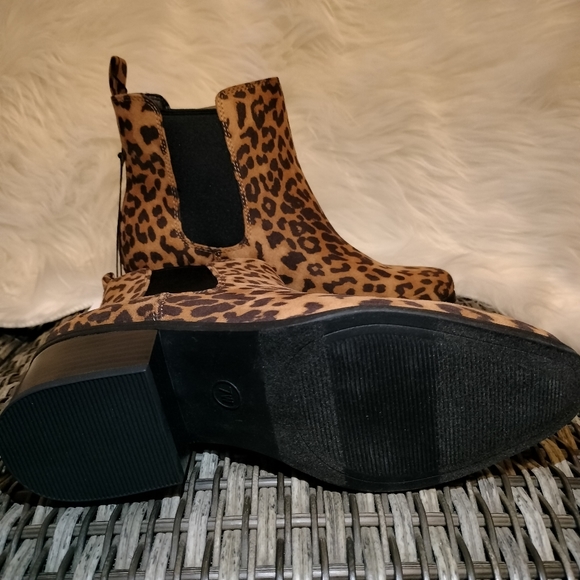 A New Day Ellie Chelsea Leopard Print Ankle Boot Sizes 7w and 8w - Picture 5 of 5